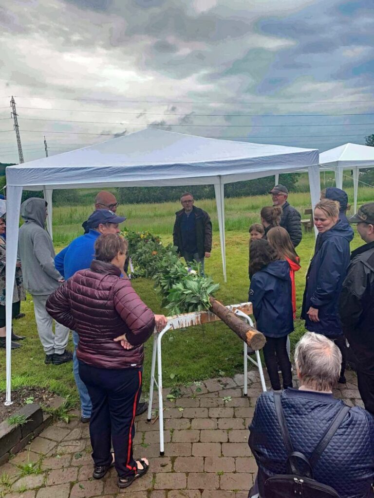 Den næsten færdige majstang ligger klar
