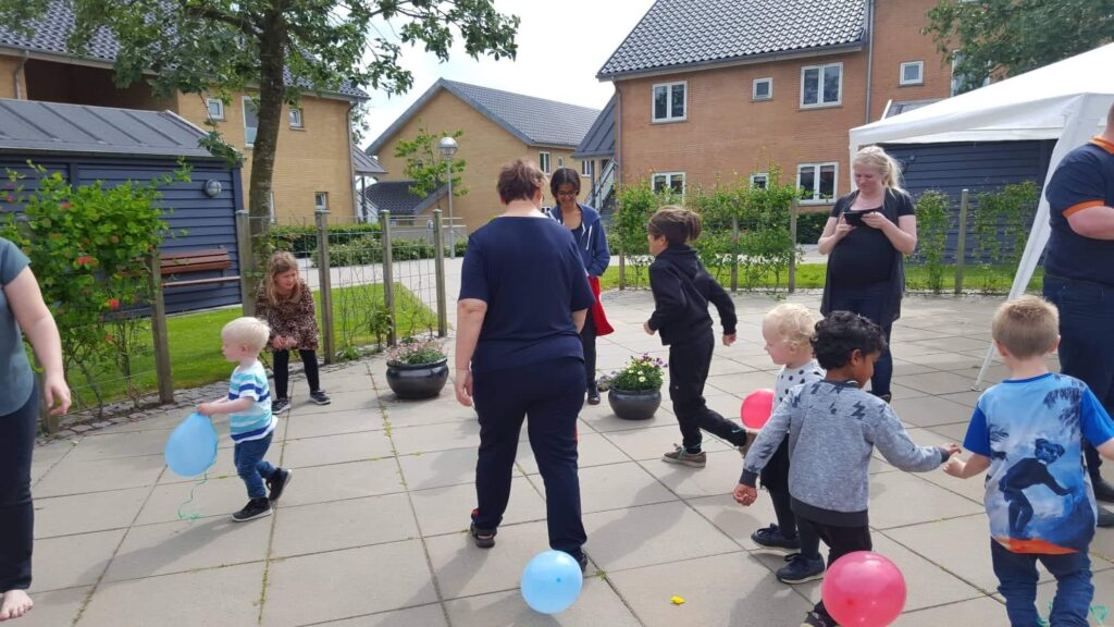 Ballondans for børnene i øverste gård