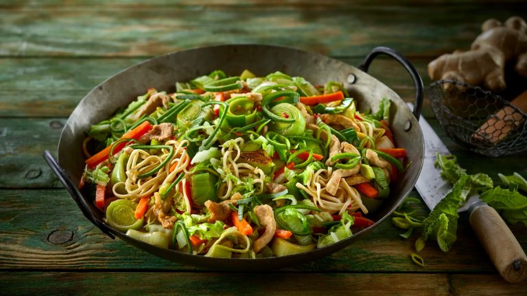 wok-med-skinkekod-og-nudler